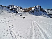 33 Tracce su neve, sguardo indietro verso il passo